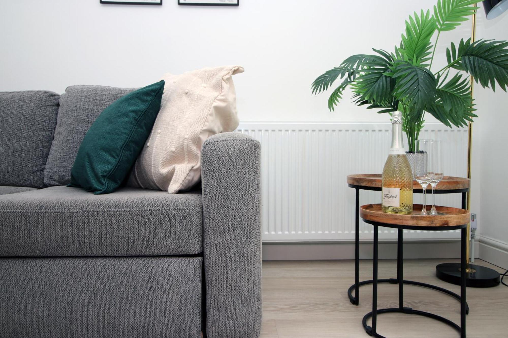 Stylish Home In Bath With Driveway Parking, 10Min From City Exterior photo