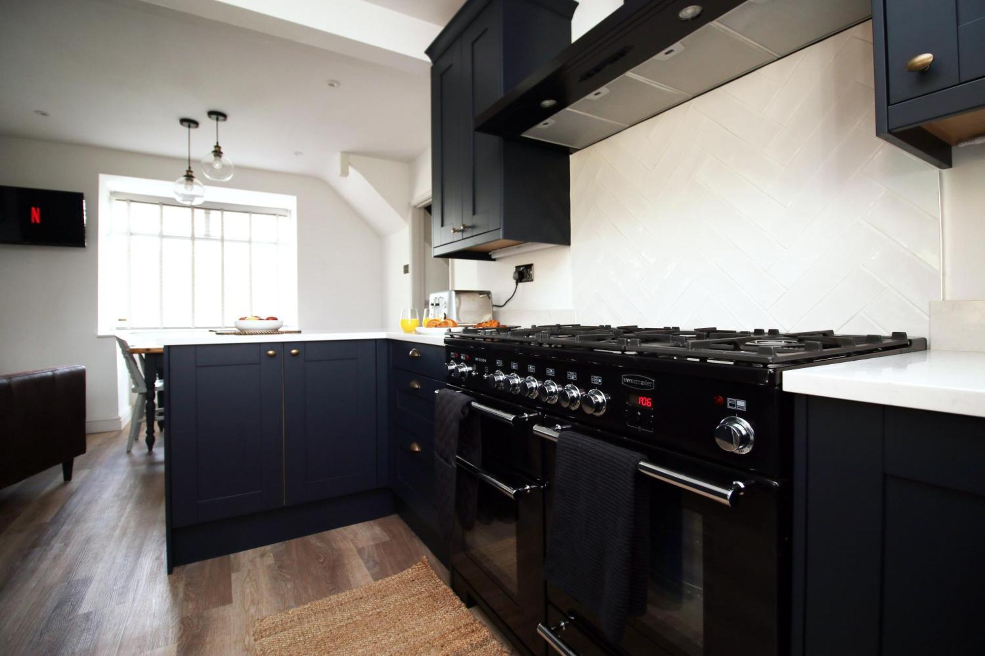 Stylish Home In Bath With Driveway Parking, 10Min From City Exterior photo