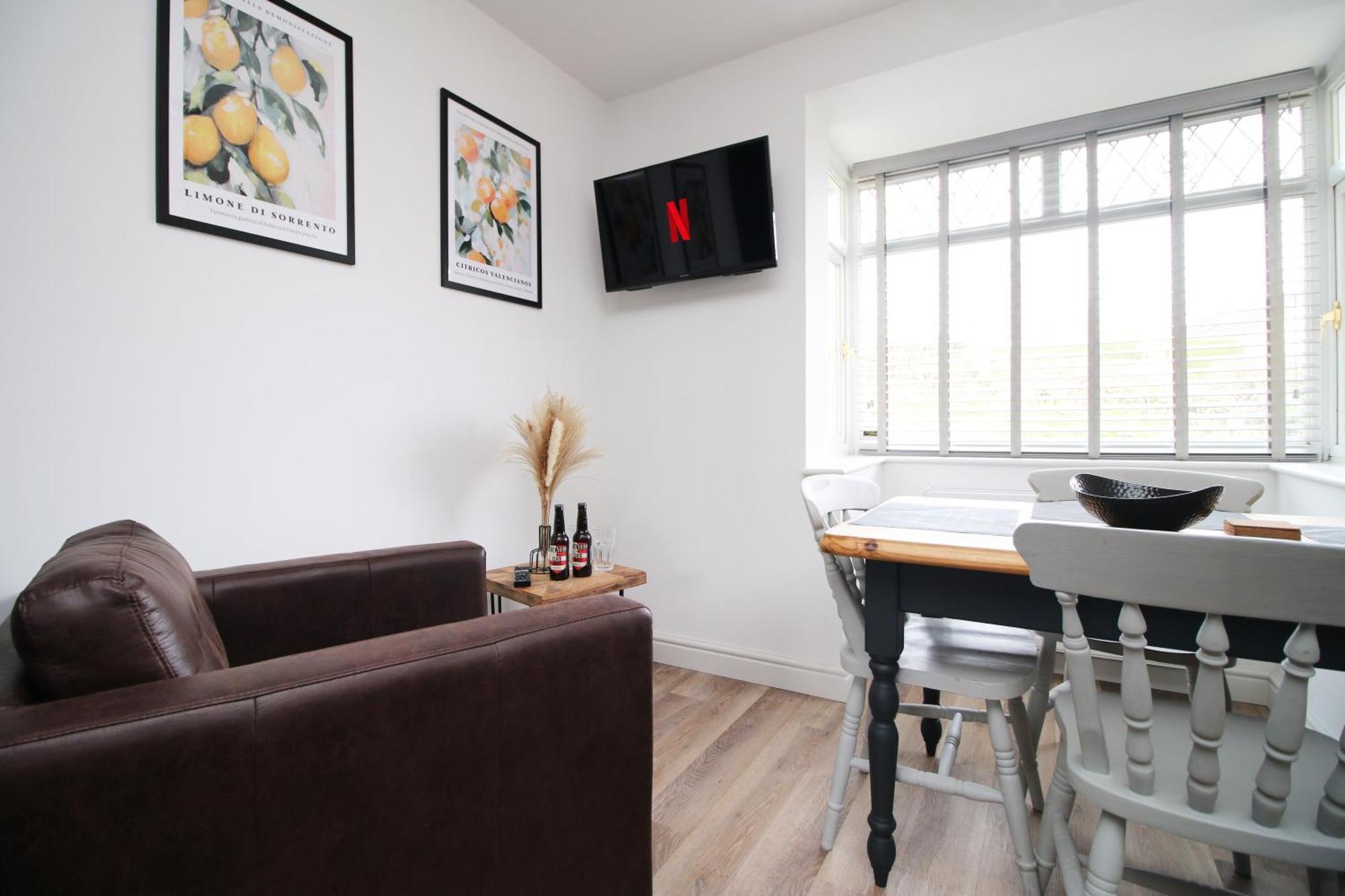 Stylish Home In Bath With Driveway Parking, 10Min From City Exterior photo